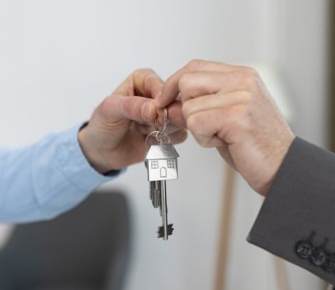 llaves-retenidas-por-el-agente-inmobiliario-y-el-comprador